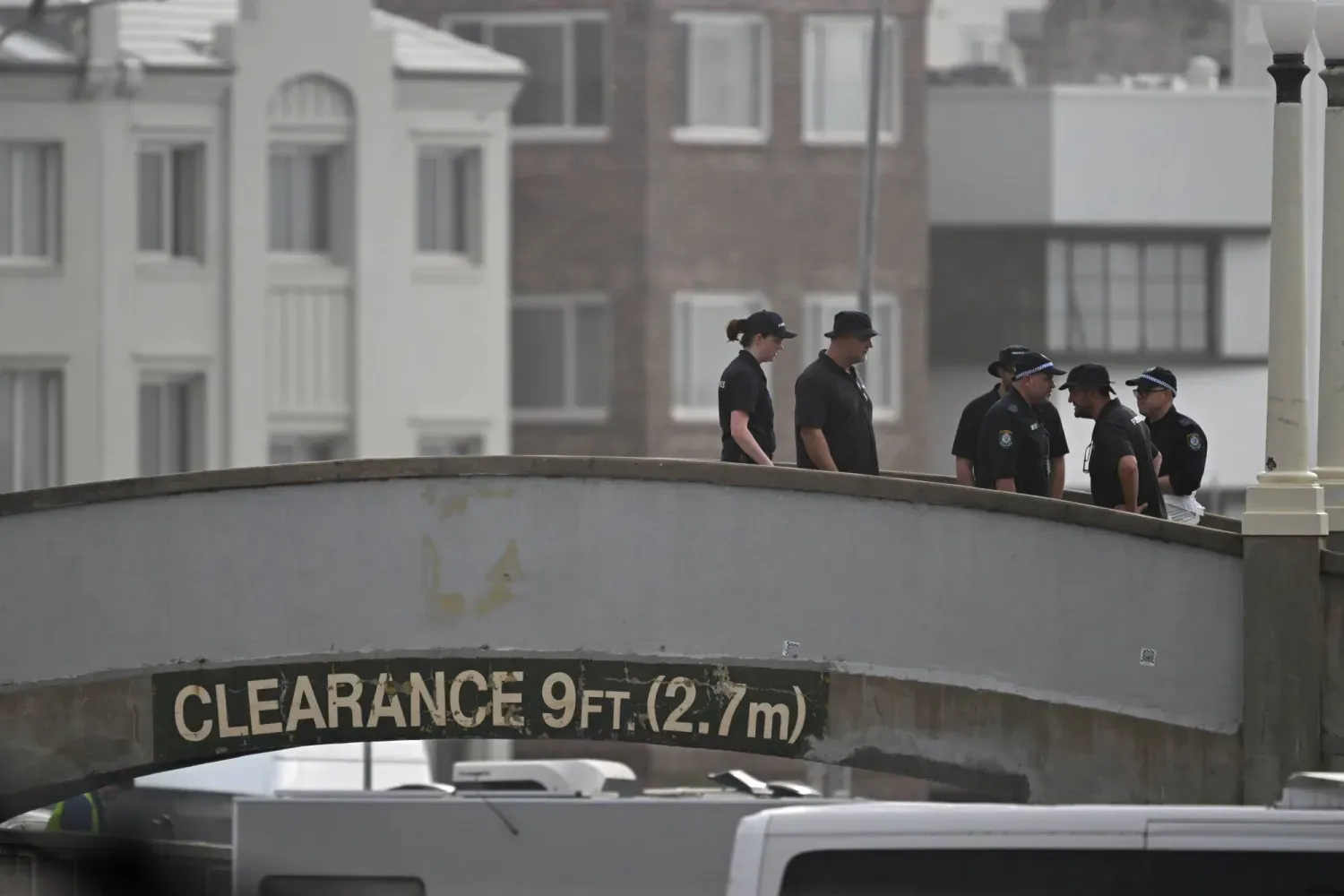 Adli tıp uzmanları, Sydney'deki Bondi Plajı'nda silahlı saldırganların ateş açtığı köprüde duruyor (EPA)