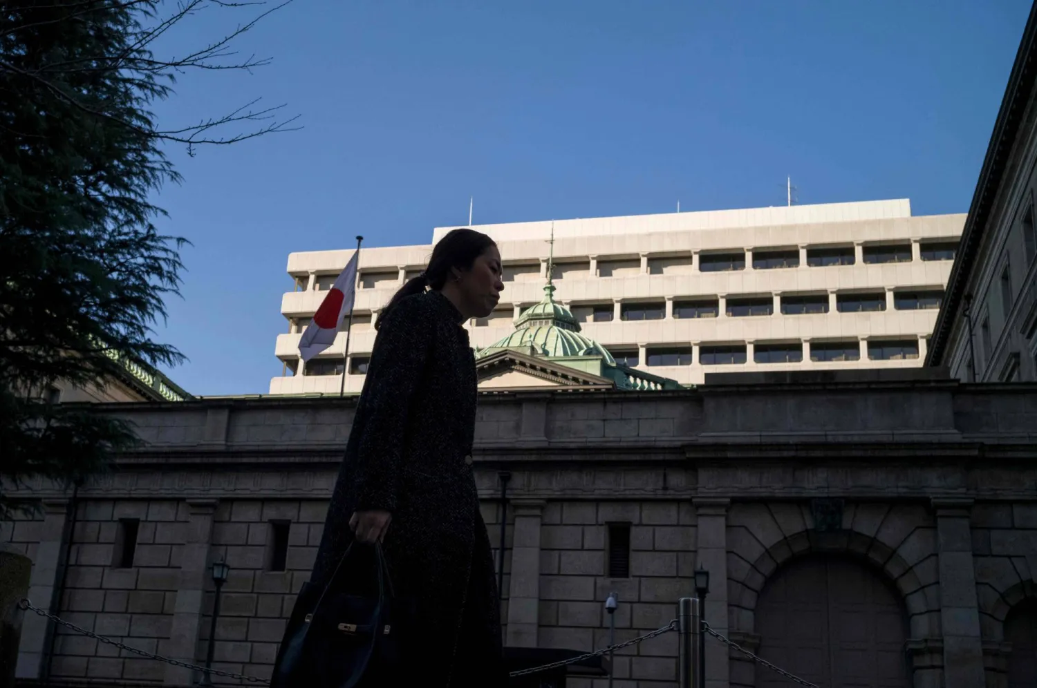 علم اليابان مرفوع على مقر البنك المركزي في وسط العاصمة طوكيو (أ.ف.ب)