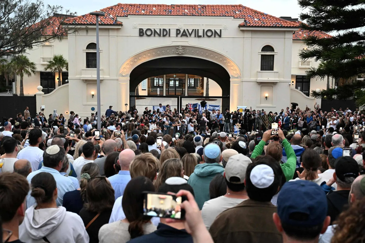 تجمّع المشيّعون في جناح بوندي لإحياء ذكرى ضحايا حادث إطلاق النار على شاطئ بوندي في سيدني بتاريخ 16 ديسمبر 2025. وقد وافق قادة أستراليا على تشديد قوانين حيازة الأسلحة بعد أن قتل مهاجمون 15 شخصاً بمهرجان يهودي على شاطئ بوندي في أسوأ حادث إطلاق نار جماعي منذ عقود (أ.ف.ب)