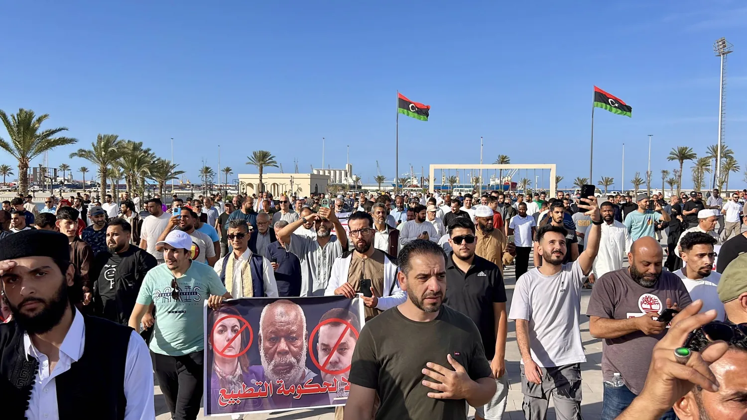 جانب من مظاهرات سابقة خرجت في طرابلس للمطالبة برحيل حكومة الدبيبة 22 مايو الماضي (إ.ب.أ)