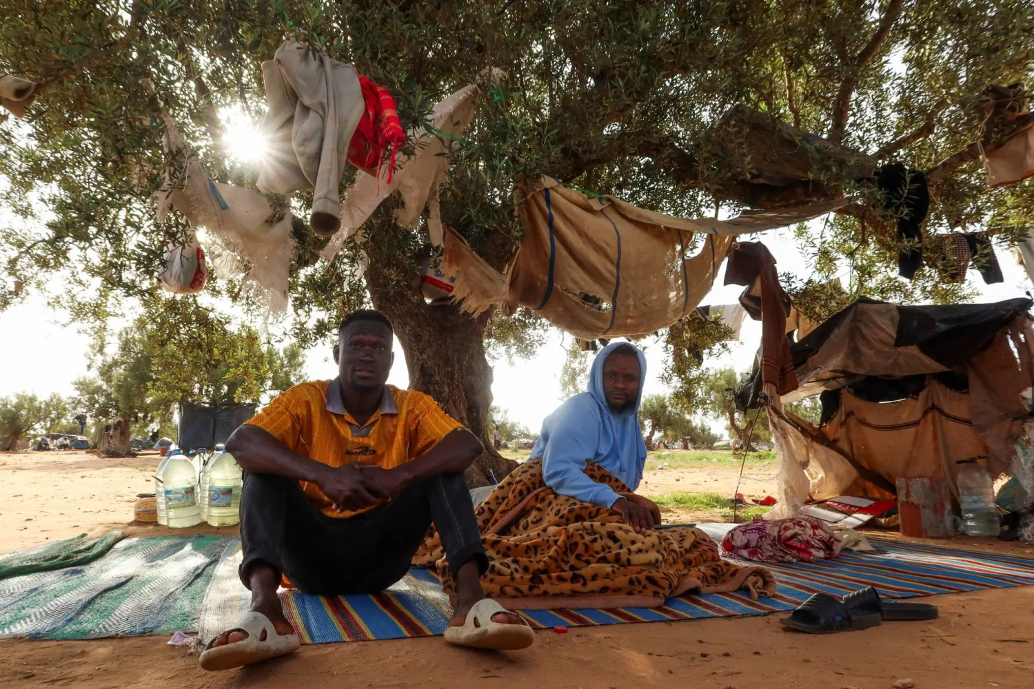 مهاجرون أفارقة في صفاقس (رويترز)