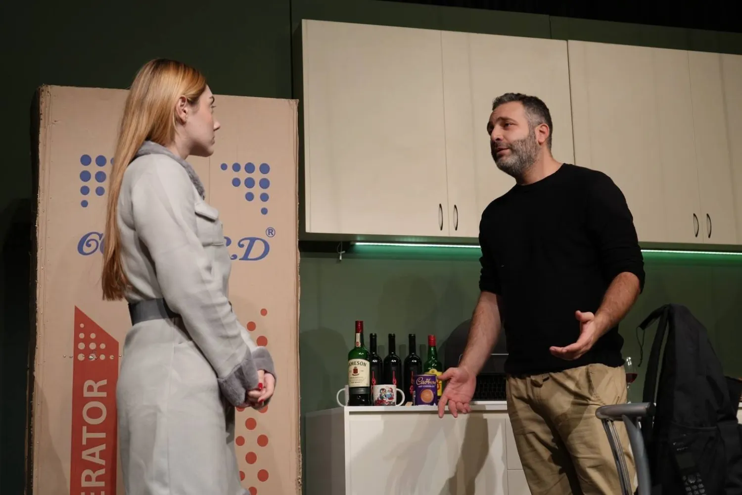 الثنائي وسام صليبا وجنيفر يمّن في «شو كارلوس أحسن منّي؟» (مسرح مونو)
