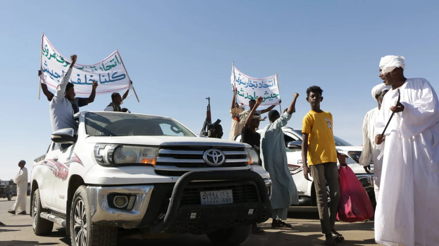 سودانيون يتظاهرون دعماً للجيش في مروي الأحد 13 ديسمبر الجاري (إ.ب.أ)