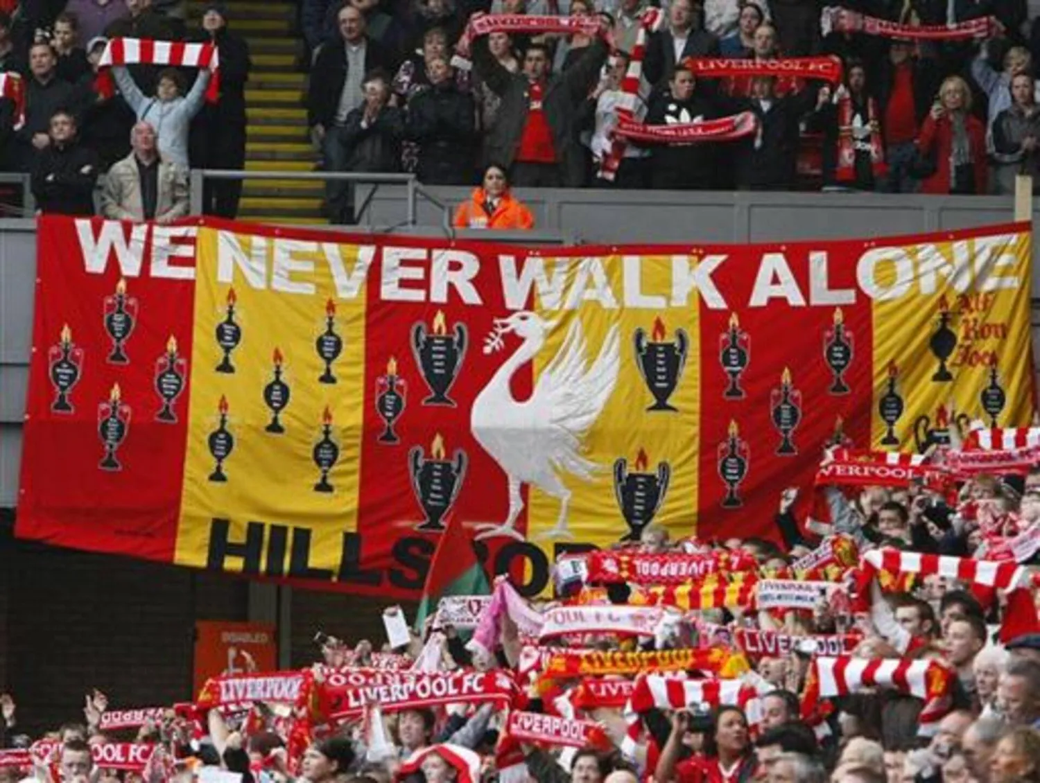 احتفالات ليفربول بلقب الدوري الإنجليزي شابها حادث الدهس المتعمد (رويترز)