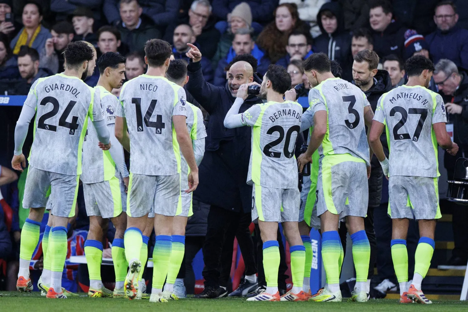 بيب غوارديولا مدرب مانشستر سيتي ولاعبيه (إ.ب.أ)