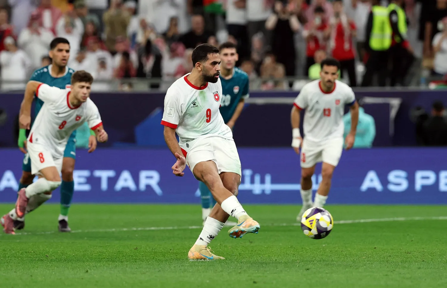 علي علوان مهاجم المنتخب الأردني (رويترز)