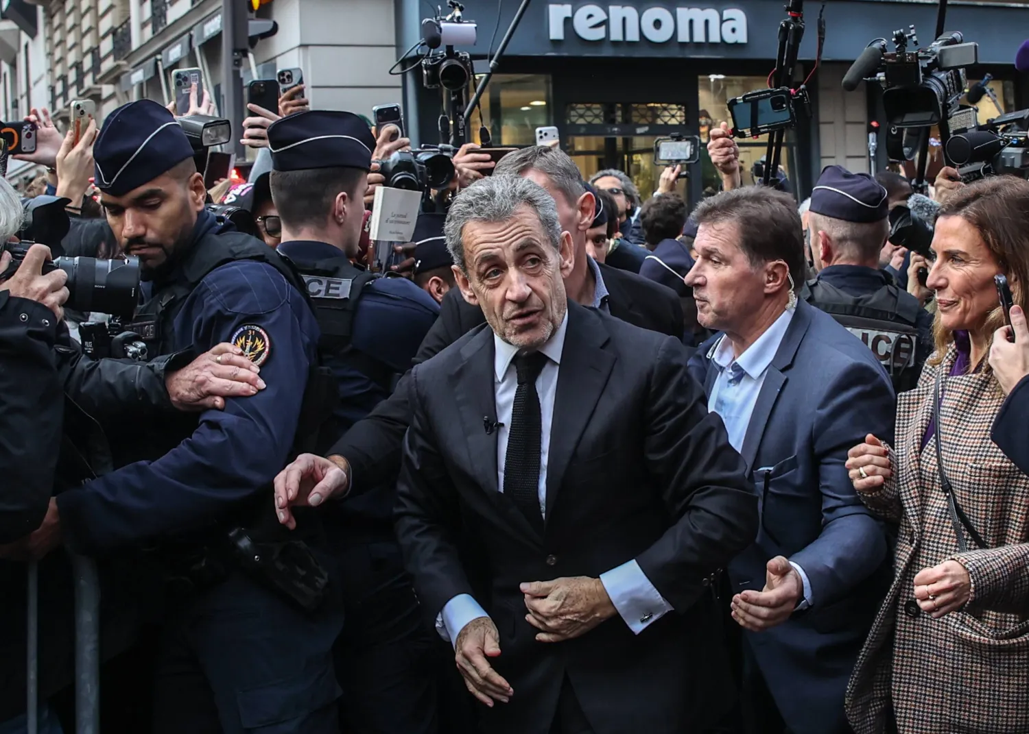 الرئيس الفرنسي السابق نيكولا ساركوزي يصل لتوقيع نسخ من كتابه «مذكرات سجين» (Le journal d'un prisonnier)، الذي يروي فيه فترة احتجازه التي دامت ثلاثة أسابيع في مكتبة «لا مارتين» بباريس في فرنسا 10 ديسمبر 2025 (إ.ب.أ)
