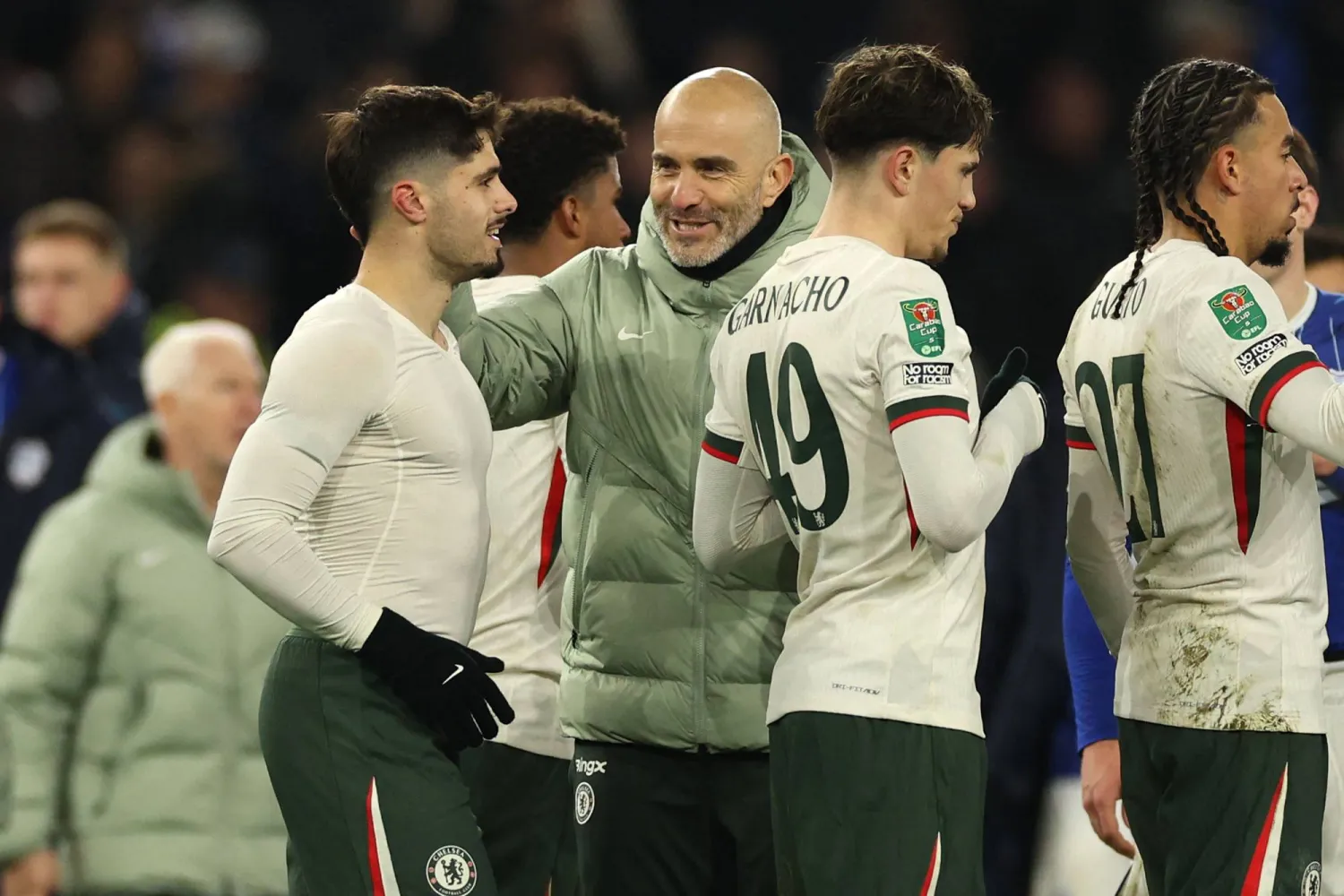 مدرب تشيلسي انزو ماريسكا يحتفل مع لاعبيه بالفوز على كارديف (أ.ف.ب)