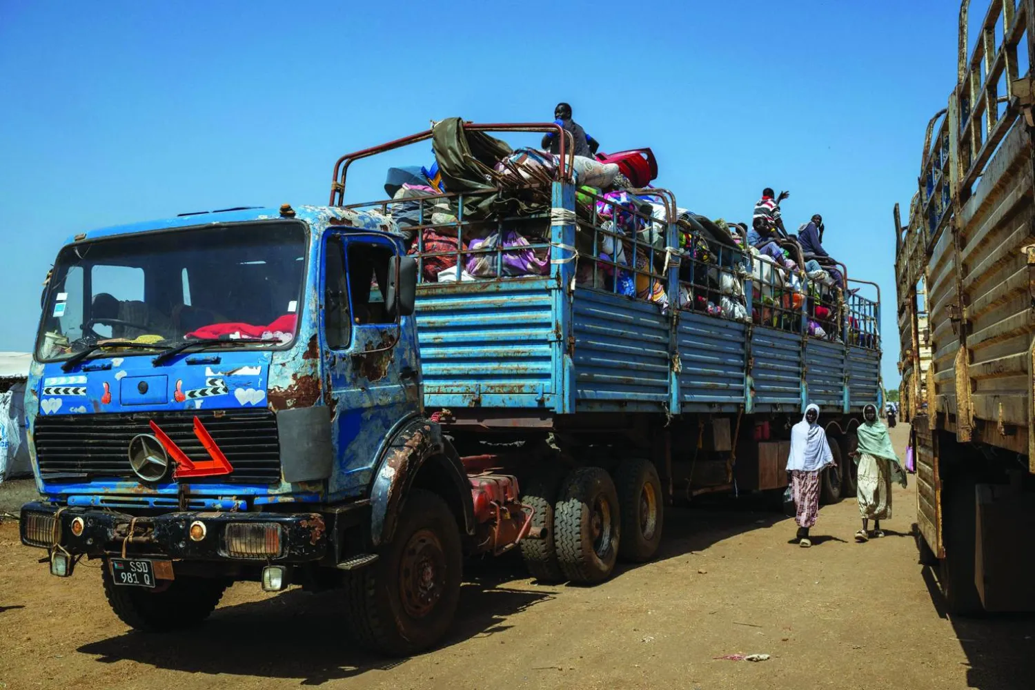 شاحنة محمّلة بممتلكات شخصية لعائلات نازحة تنتظر مغادرة نقطة حدودية في مقاطعة الرنك بجنوب السودان (أرشيفية - أ.ف.ب)