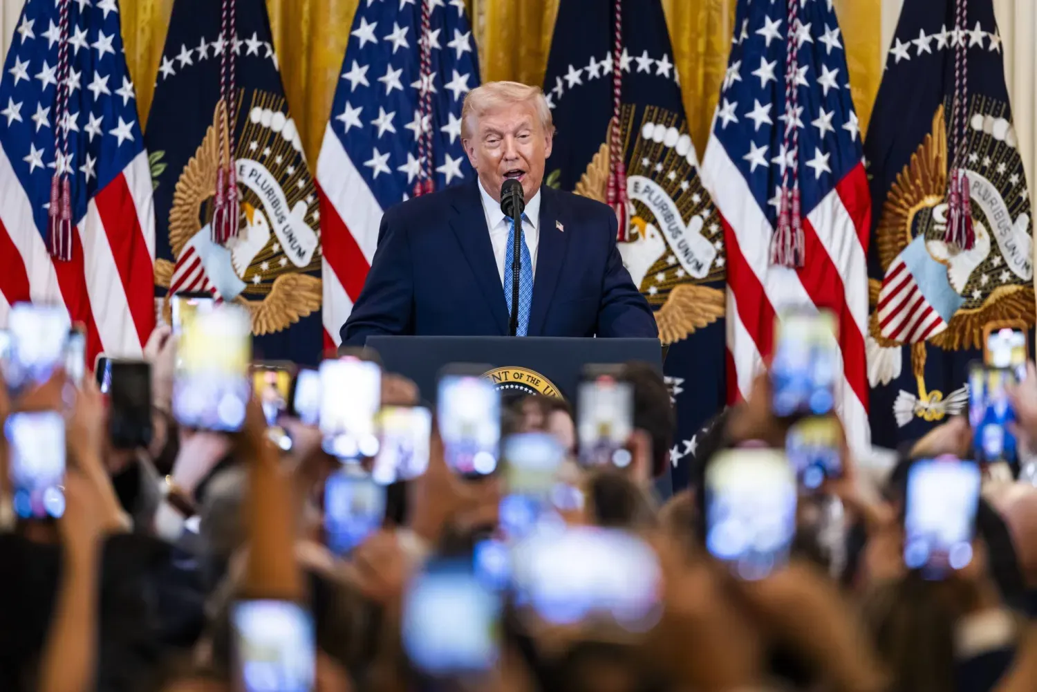 Trump, Beyaz Saray'da düzenlenen Hanuka resepsiyonunda konuşurken (EPA)