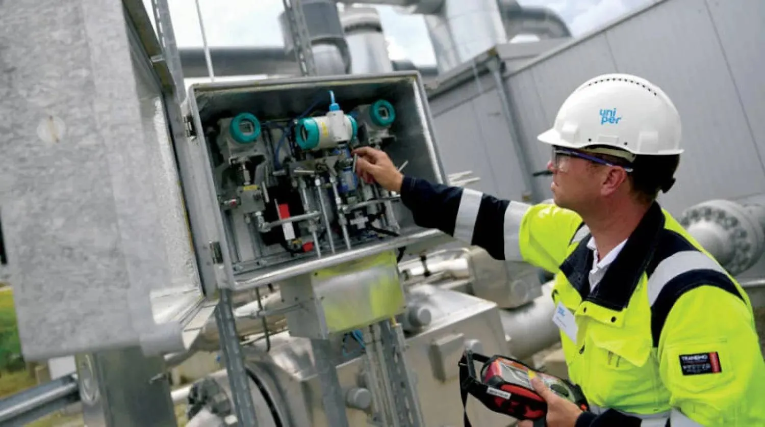 مهندس يتحكم في تدفق الغاز بمنشأة تخزينه في ألمانيا (رويترز)