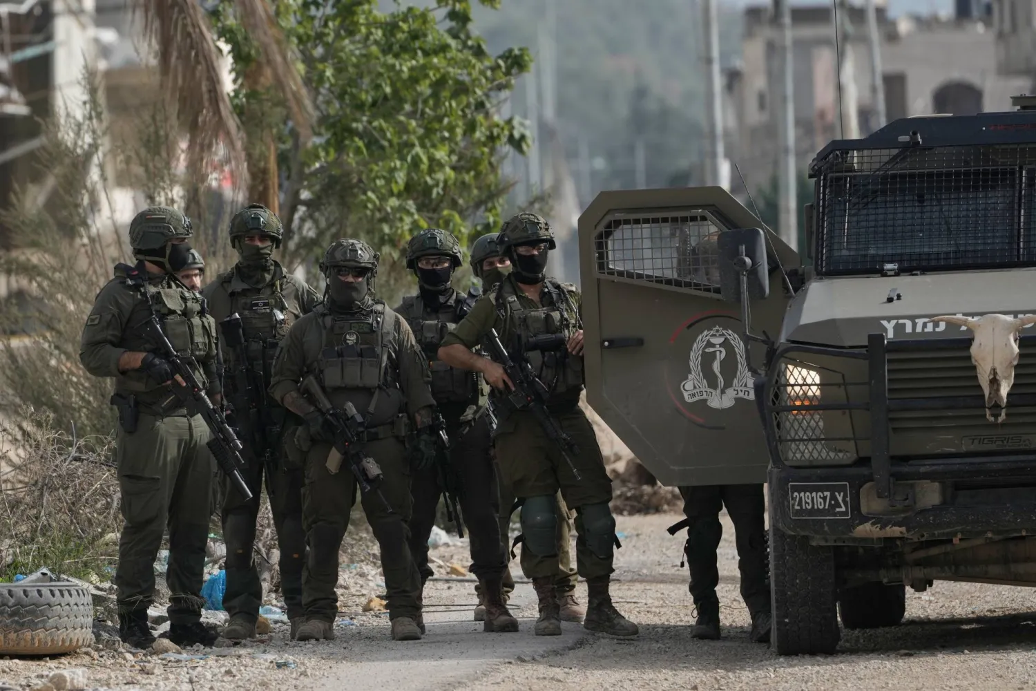عناصر من الجيش الإسرائيلي في مدينة طولكرم بالضفة الغربية (أ.ب)