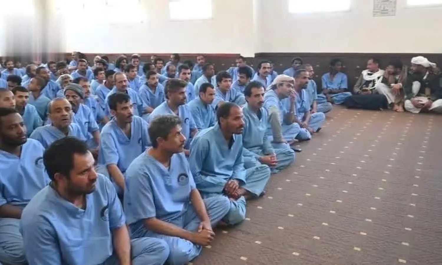 سجناء أفرج عنهم الحوثيون في عمران مقابل الالتحاق بصفوفهم (إعلام حوثي)
