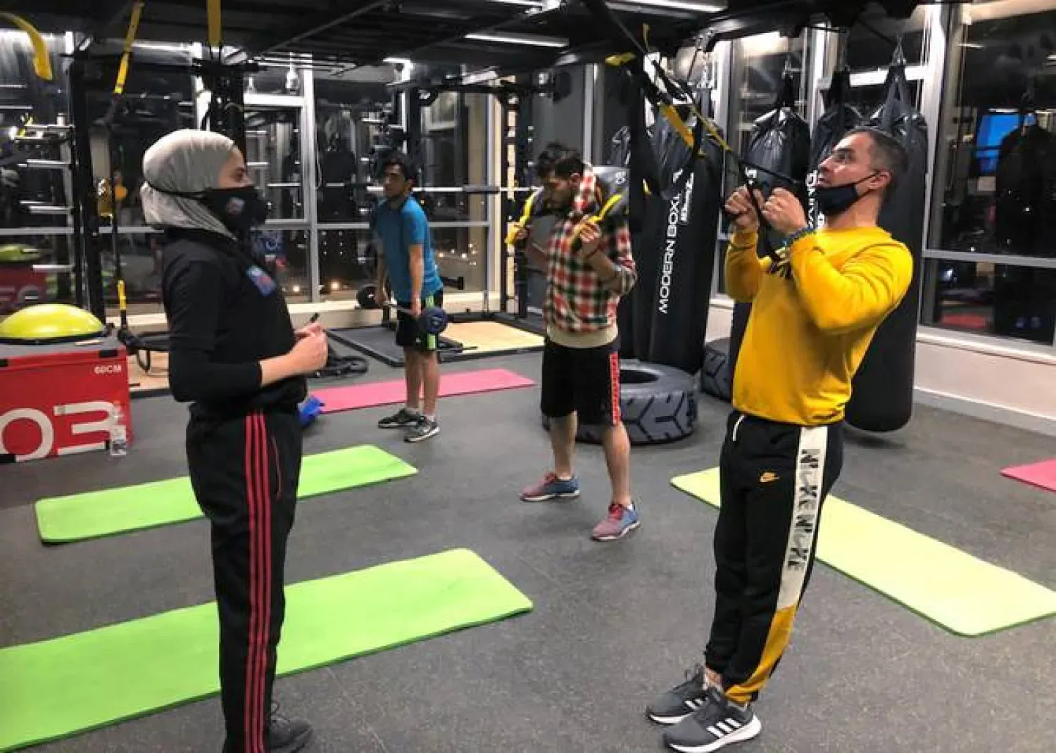 Ürdün'de bir spor salonunda egzersiz yapan vatandaşlar (Arşiv fotoğrafı - Reuters)