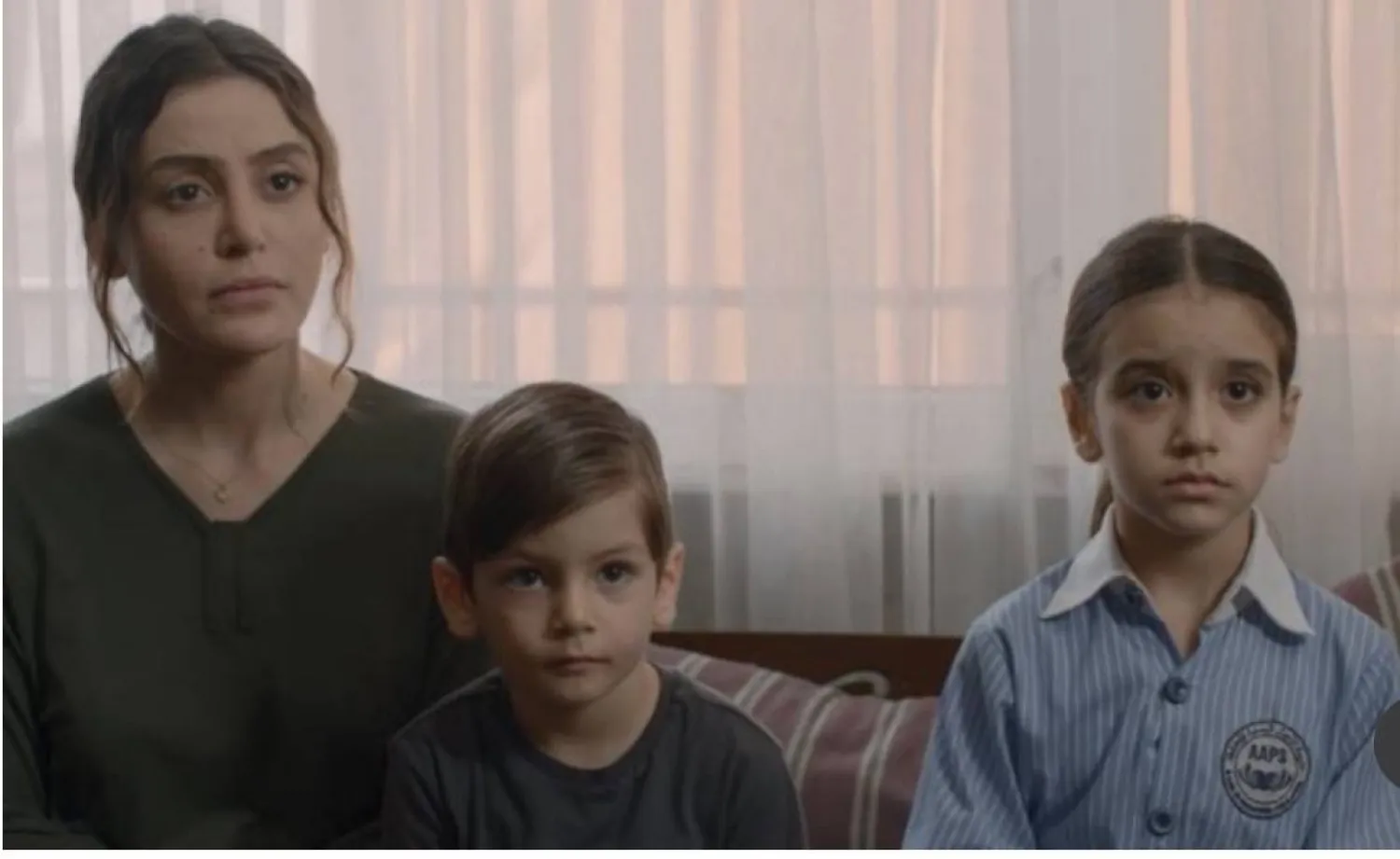 الطفلان شادي وجولي مع والدتهما سلمى في المسلسل (فيسبوك)