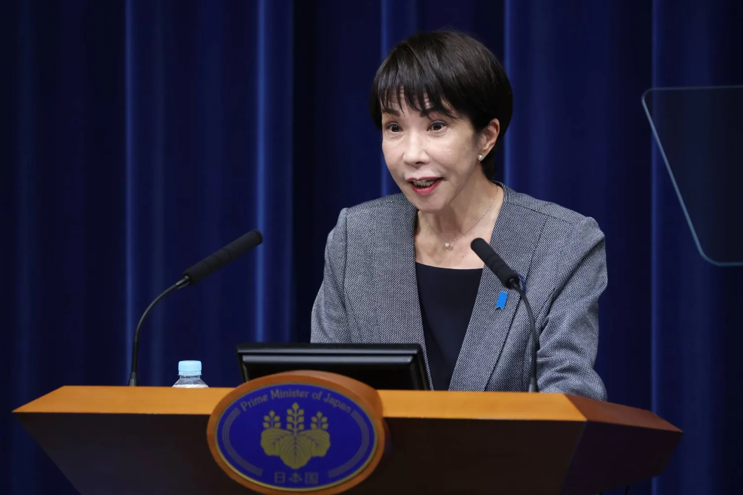 رئيسة وزراء اليابان ساناي تاكايتشي في مؤتمر صحافي بمكتبها بالعاصمة طوكيو (أ.ب)