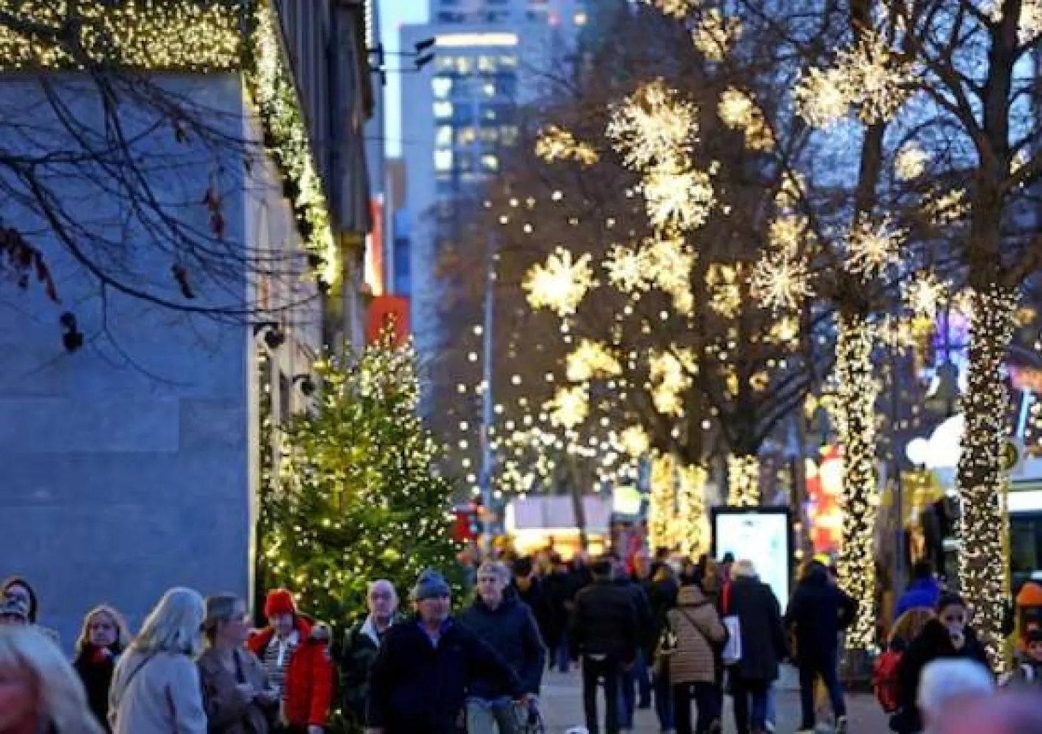 يمشي أشخاص خارج متجر «كاوفهاوس ديس فيستنز» خلال موسم عيد الميلاد في برلين (رويترز)