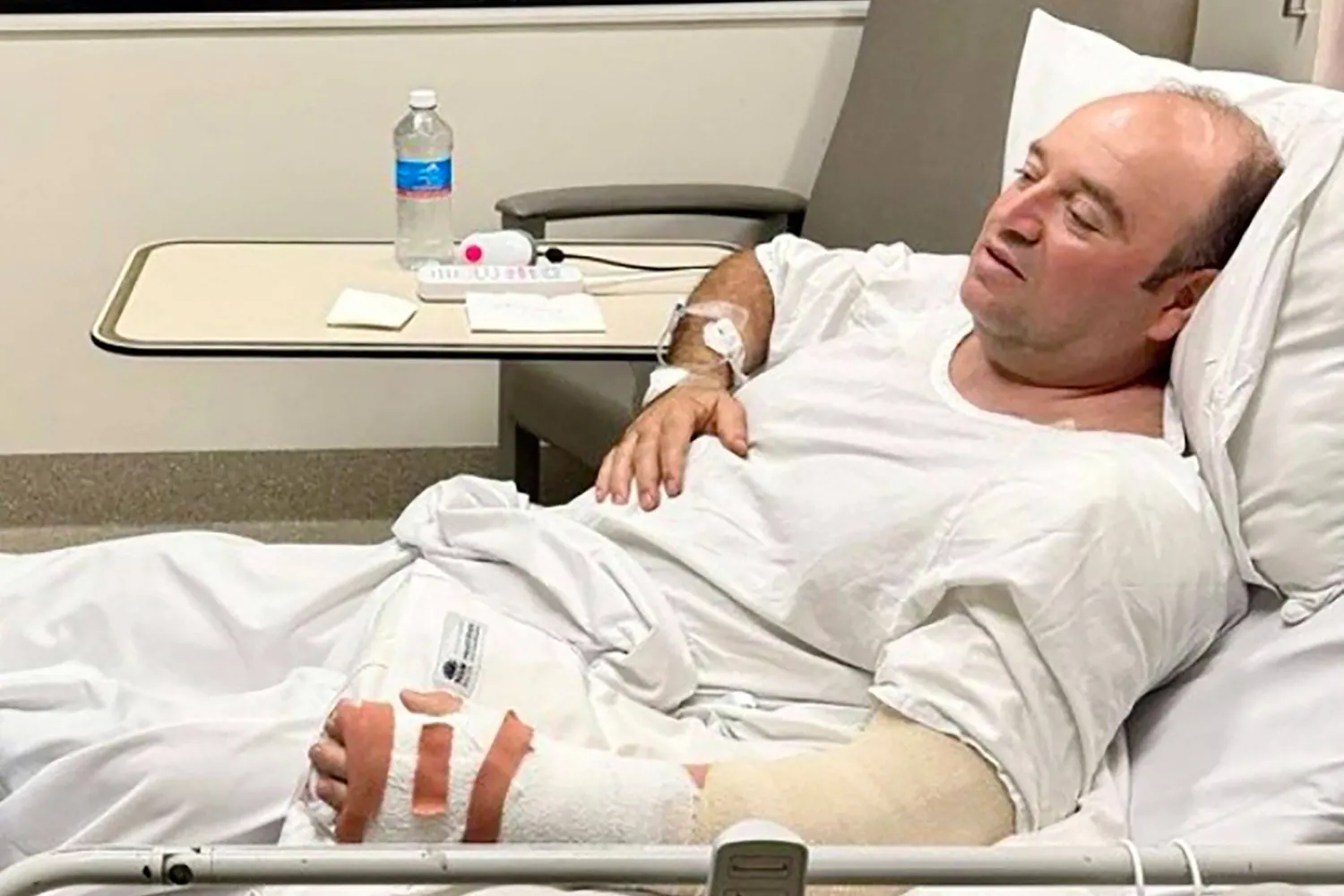 أحمد الأحمد الرجل الذي تصدّى لأحد مهاجمي شاطئ بونداي ونزع سلاحه وهو يتحدث إلى رئيس وزراء ولاية نيو ساوث ويلز كريس مينز (أ.ف.ب)