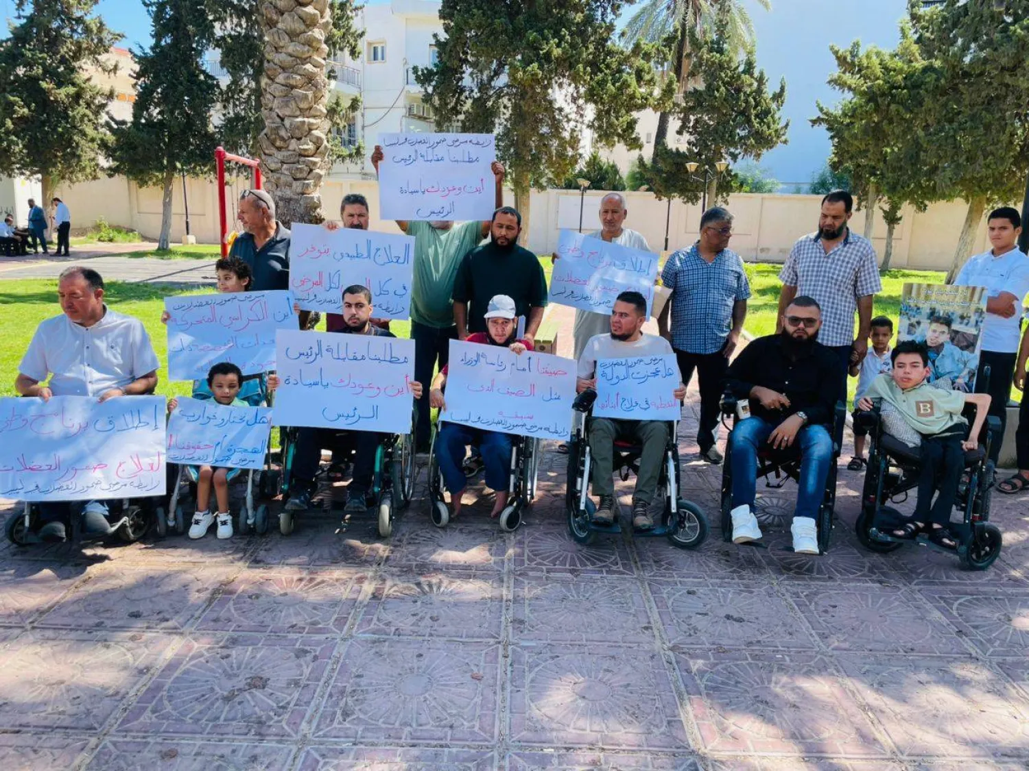 وقفة احتجاجية بالكراسي المتحركة لمرضى ضمور العضلات في طرابلس (رابطة ضمور العضلات)