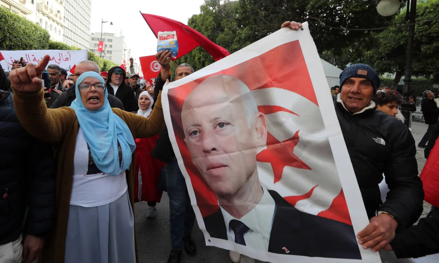 أنصار الرئيس التونسي يتظاهرون لدعمه وسط العاصمة (إ.ب.أ)