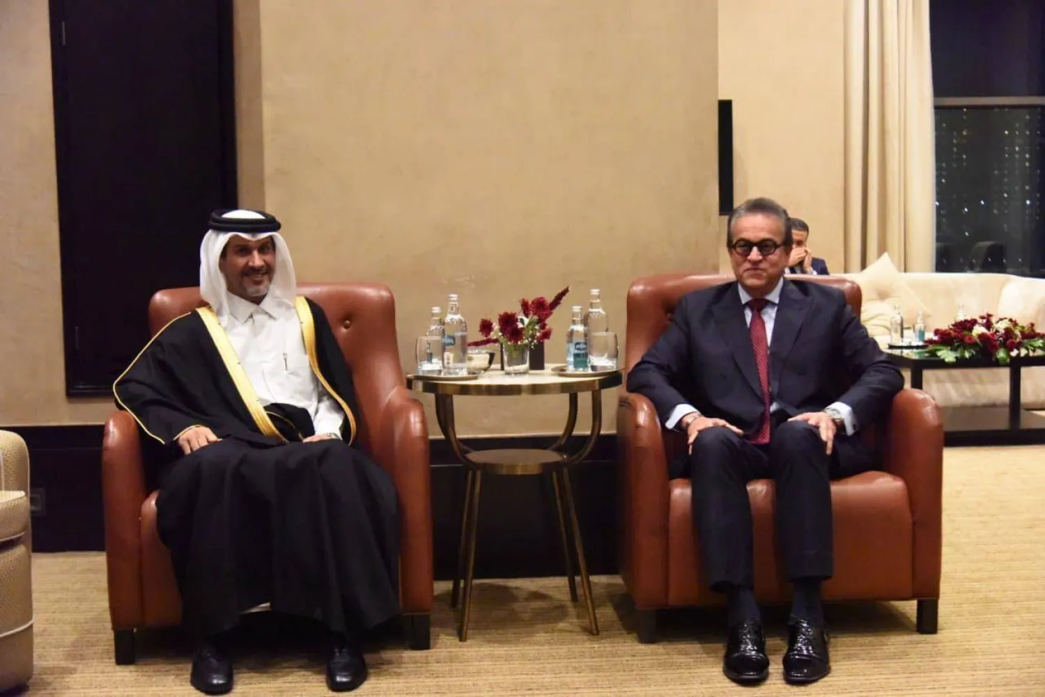نائب رئيس الوزراء المصري خالد عبد الغفار يلتقي الشيخ جاسم بن عبد الرحمن بن محمد آل ثاني سفير دولة قطر في القاهرة على هامش احتفالات اليوم الوطني (مجلس الوزراء المصري)