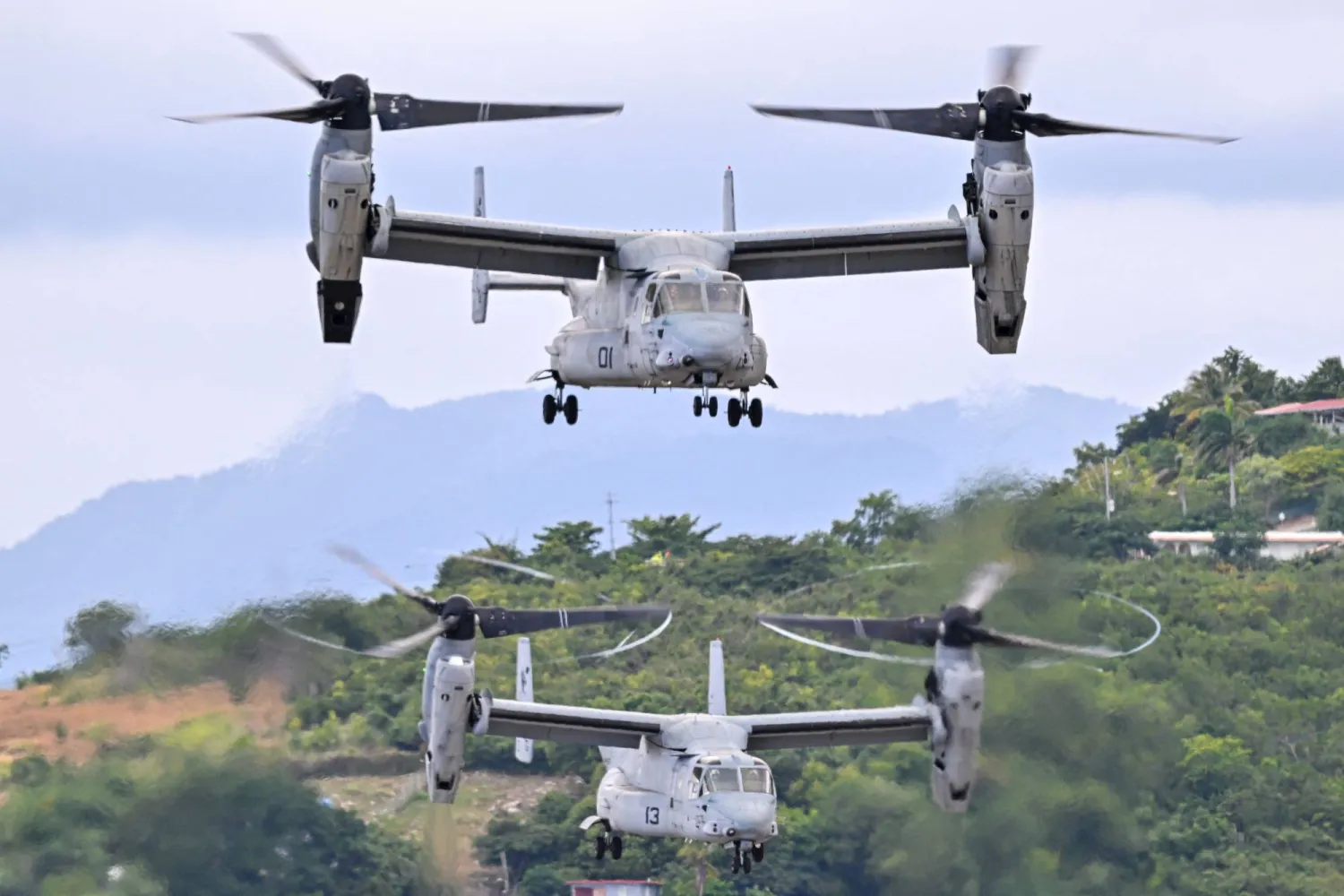 طائرتان من طراز «إم في 22 أوسبري» تابعتان لسلاح مشاة البحرية الأميركيين تغادران مطار ميرسيديتا الدولي في بونس (أ.ف.ب)