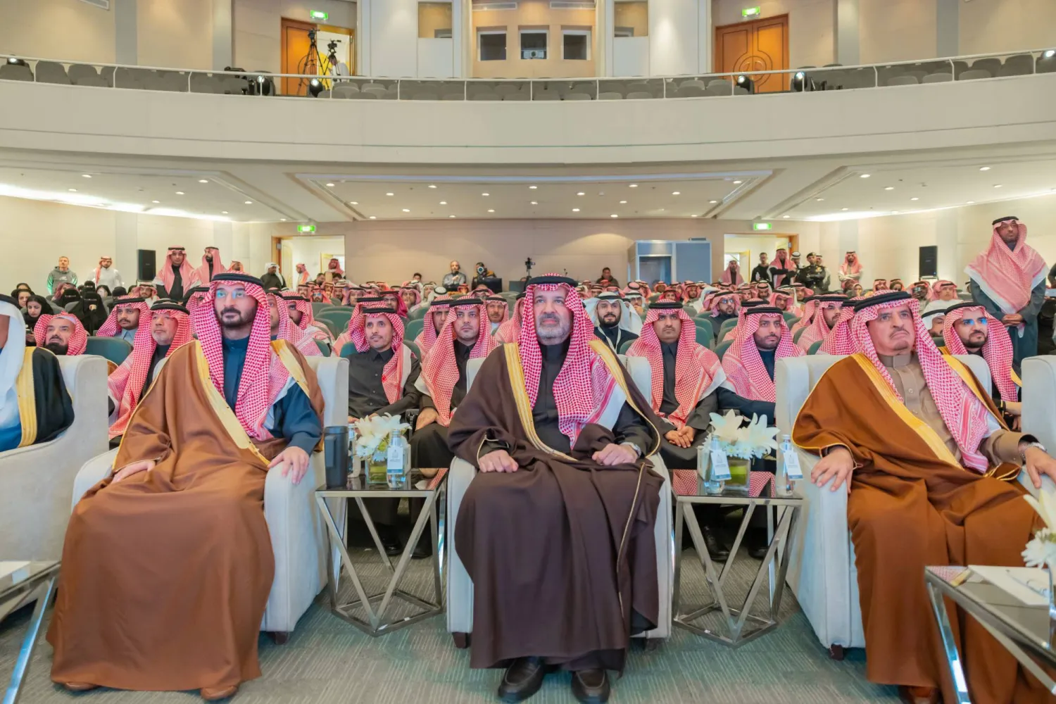 الأمير فيصل بن سلمان خلال رعاية الحفل بحضور الأمير عبد الله بن بندر (الشرق الأوسط)