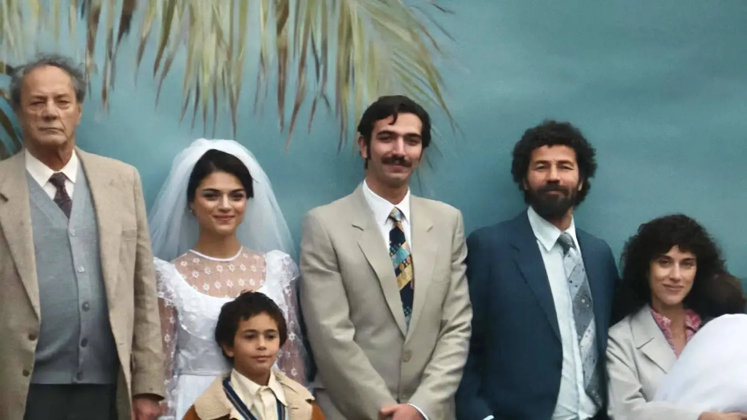الفنان محمد بكري في لقطة مع أسرته من فيلم «اللي باقي منك» (الشركة المنتجة)