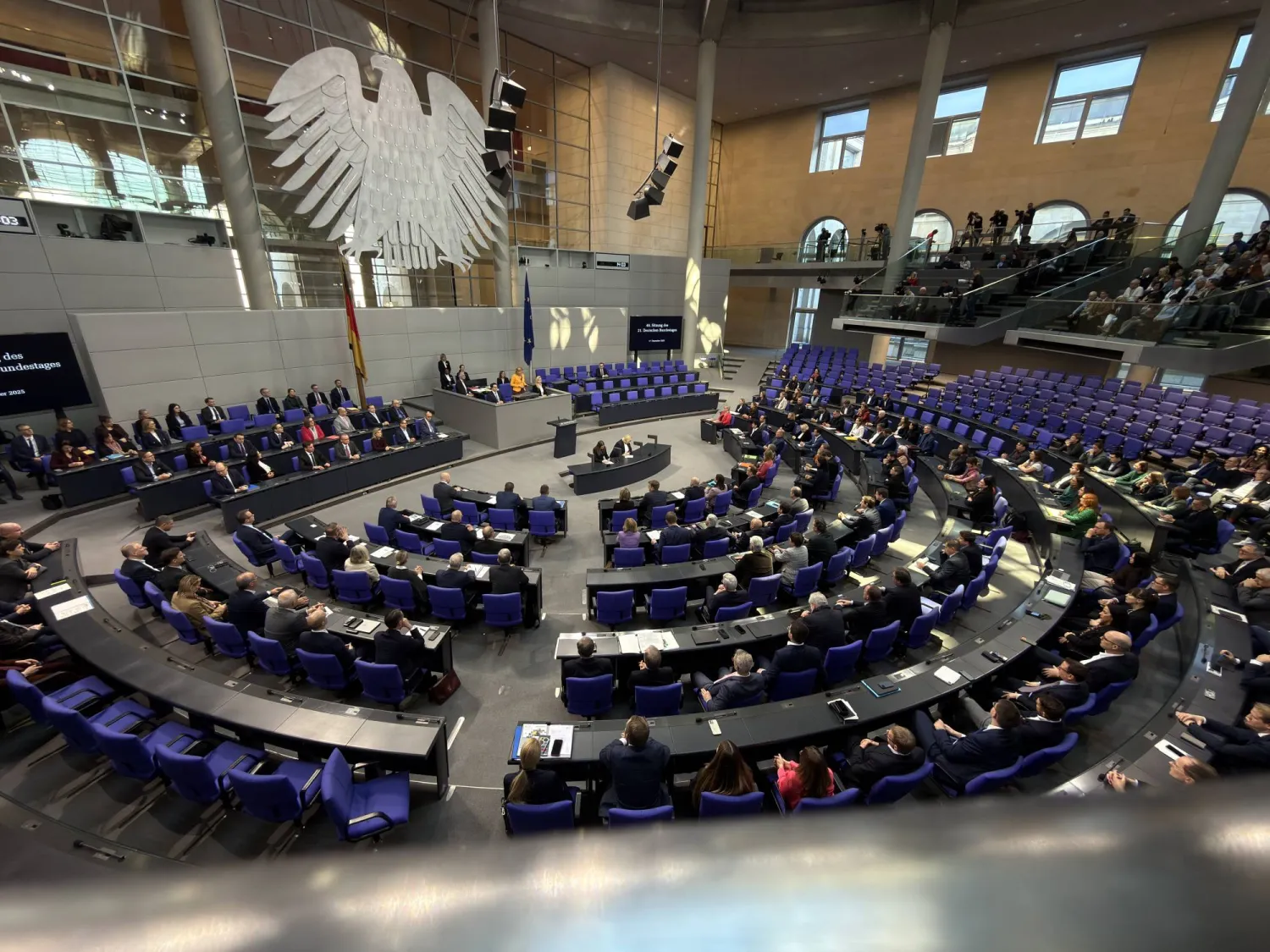 المستشار الألماني فريدريش ميرتس (في الوسط) يُلقي خطاباً خلال جلسة للبرلمان الألماني (بوندستاغ) ببرلين 17 ديسمبر 2025 (إ.ب.أ)
