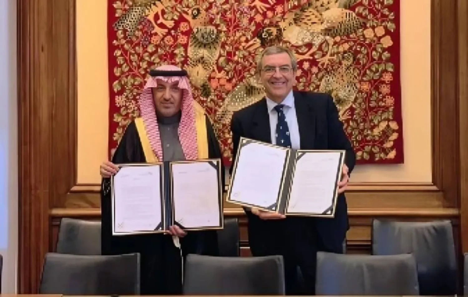 جانب من توقيع الهيئة العامة للمنافسة ومنظمة التعاون الاقتصادي والتنمية لاستضافة السعودية البرنامج الإقليمي لبناء القدرات في مجال المنافسة بالمنطقة (الشرق الأوسط)