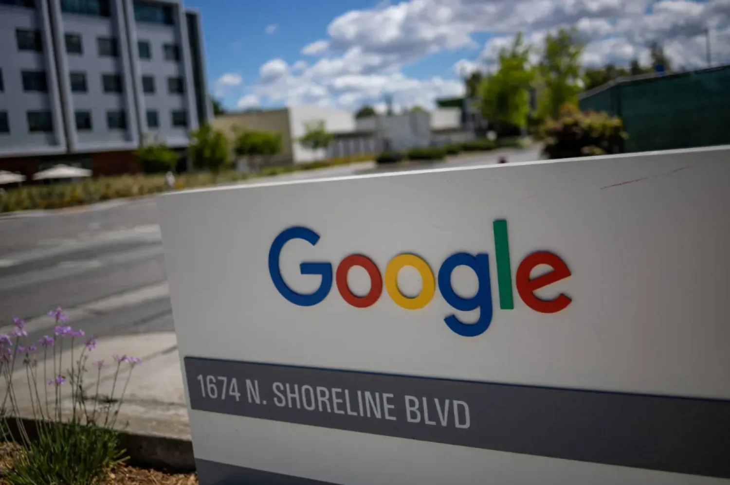 FILE PHOTO: A Google logo is seen at a company research facility in Mountain View, California, US, May 13, 2025. REUTERS/Carlos Barria/File Photo
