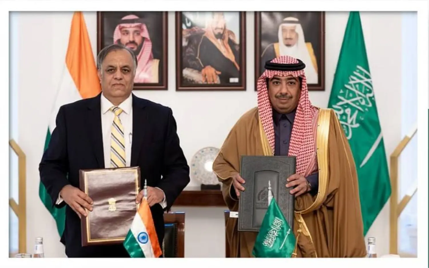 عبد المجيد السماري وكيل الوزارة لشؤون المراسم مع السفير الهندي لدى السعودية الدكتور سهيل إعجاز بعد توقيع الاتفاقية (الخارجية السعودية)