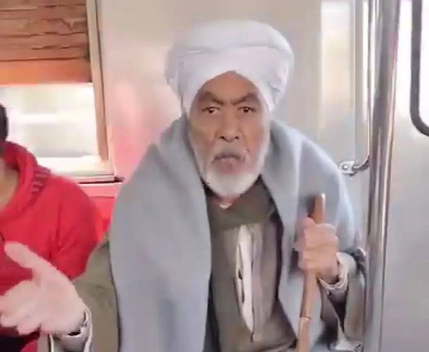 مشهد من مقطع الفيديو المتداول لمُسن مصري يعنف فتاة بسبب جلستها (فيسبوك)