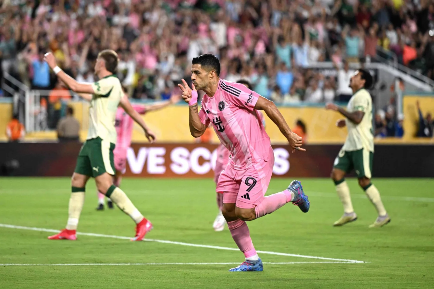 سواريز سيقضي موسماً إضافياً مع ميامي (أ.ف.ب)