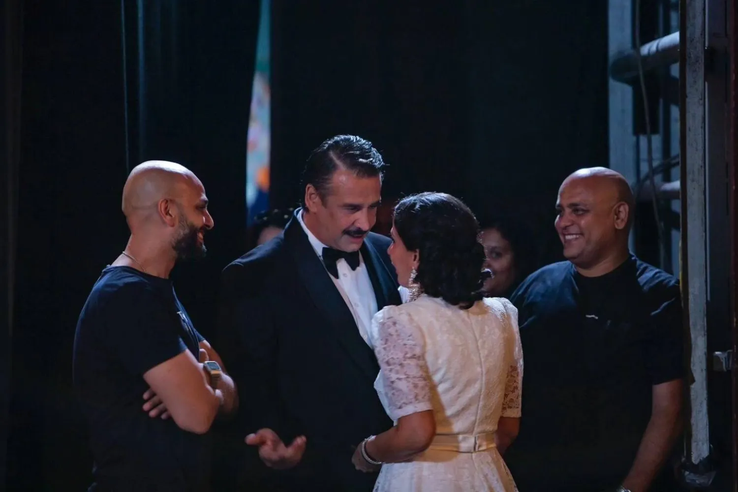 منى زكي وكريم عبد العزيز وعدد من صناع الفيلم في كواليس التصوير - حساب مراد على «فيسبوك»