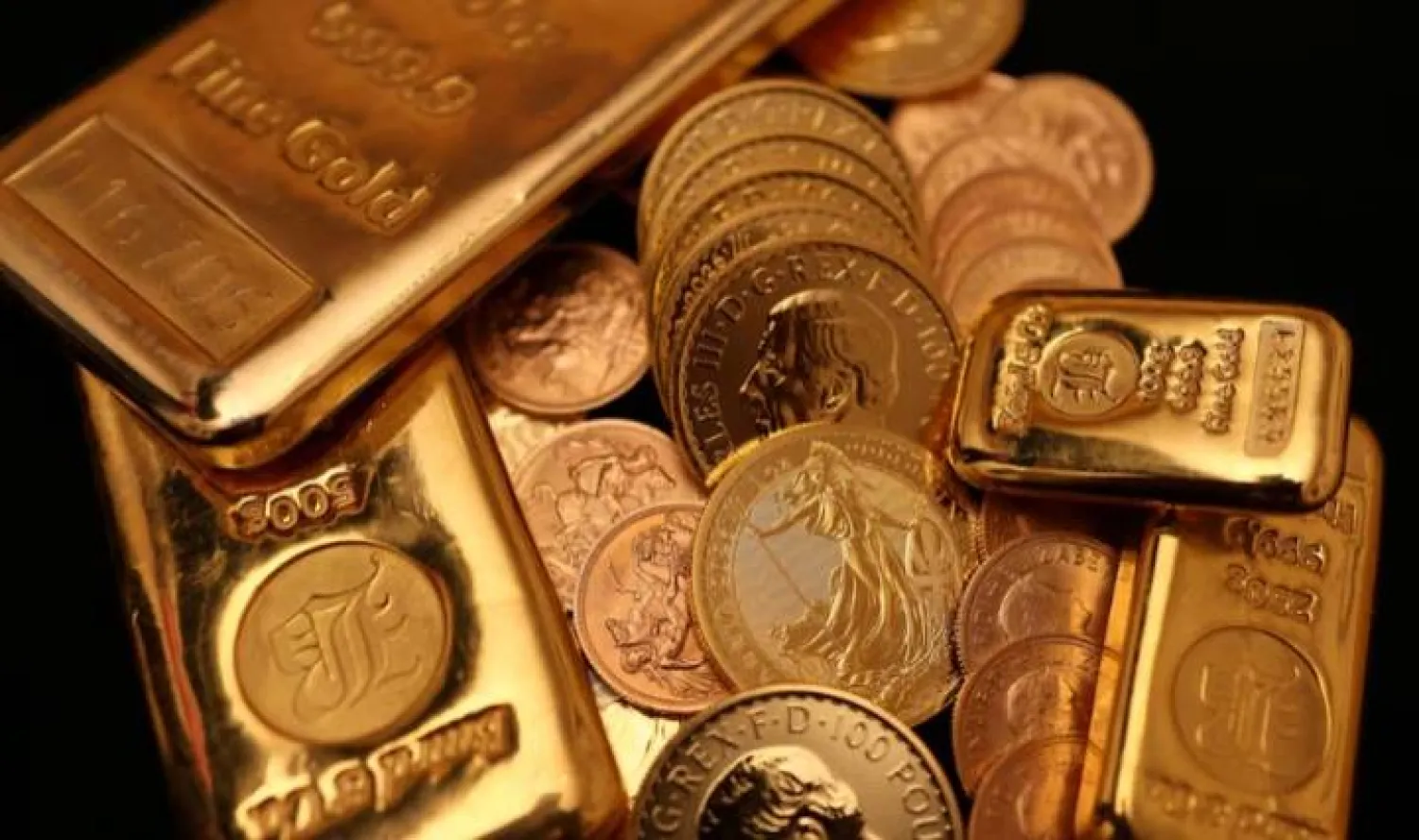 تُعرَض السبائك والعملات الذهبية بمتجر «بيرد وشركاه» في هاتون غاردن (رويترز)