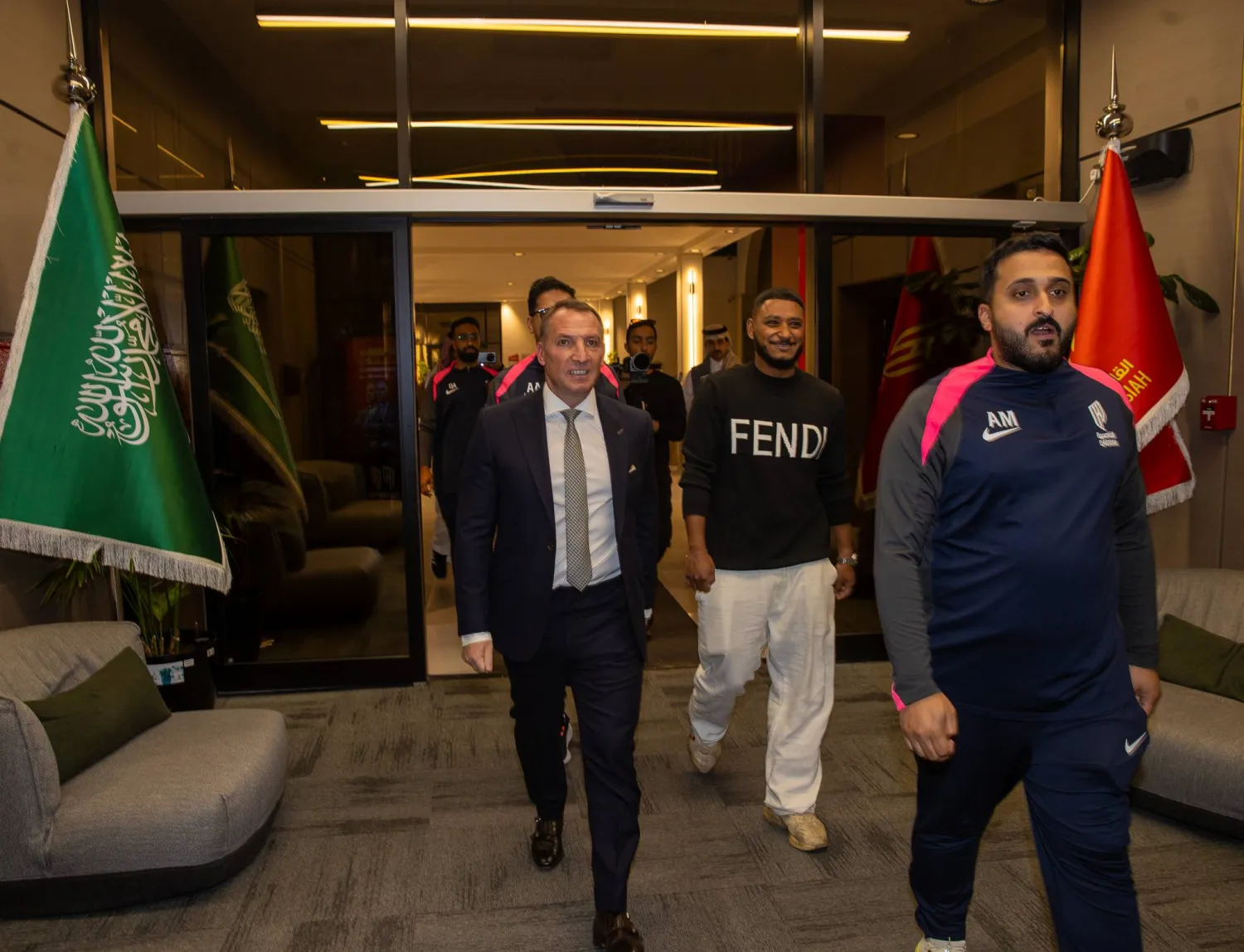 رودغرز خلال زيارته الأولى لمقر نادي القادسية (تصوير: عيسى الدبيسي)