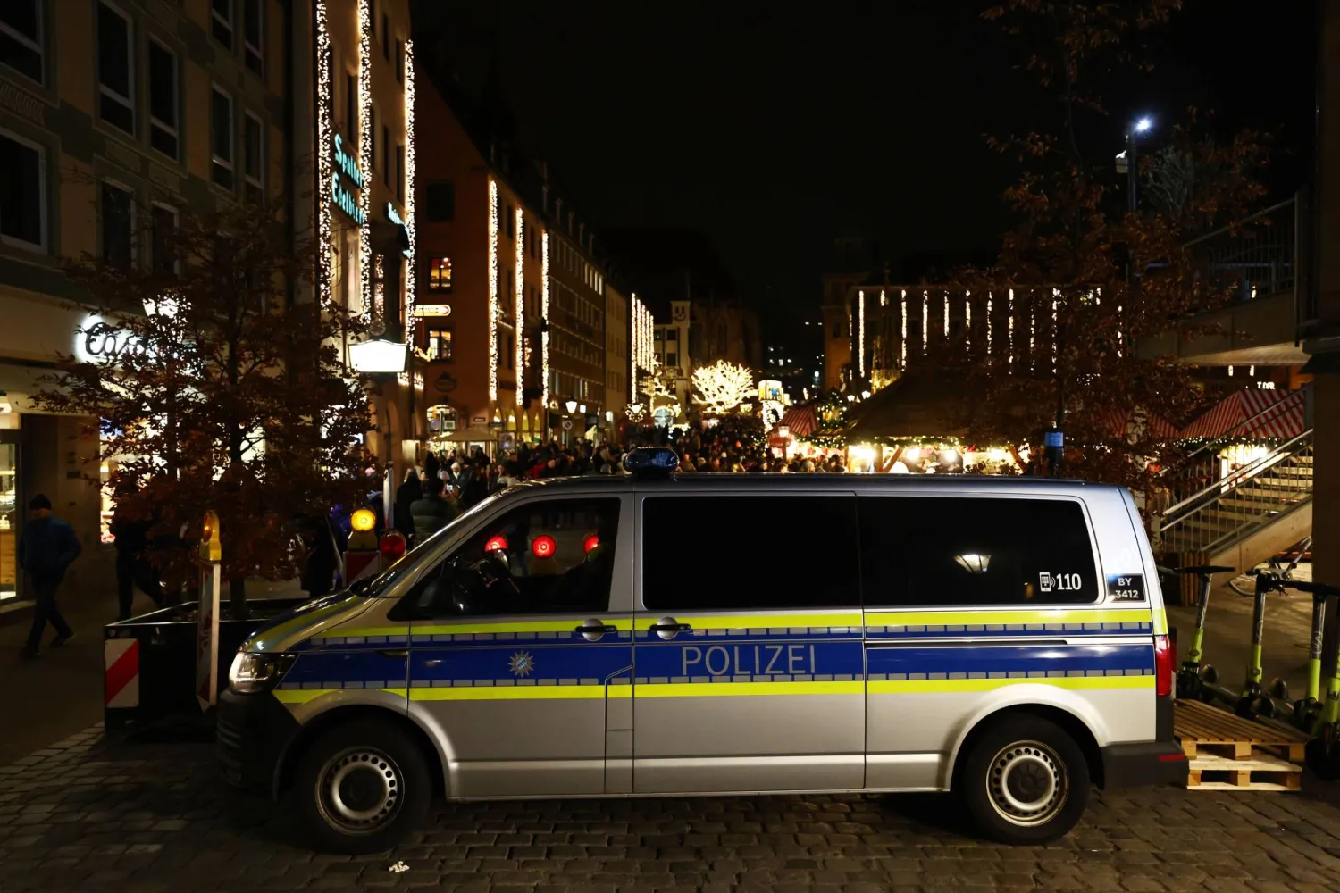 الشرطة تؤمّن سوقاً ميلادية في نورمبرغ بألمانيا 16 ديسمبر 2025 (إ.ب.أ)