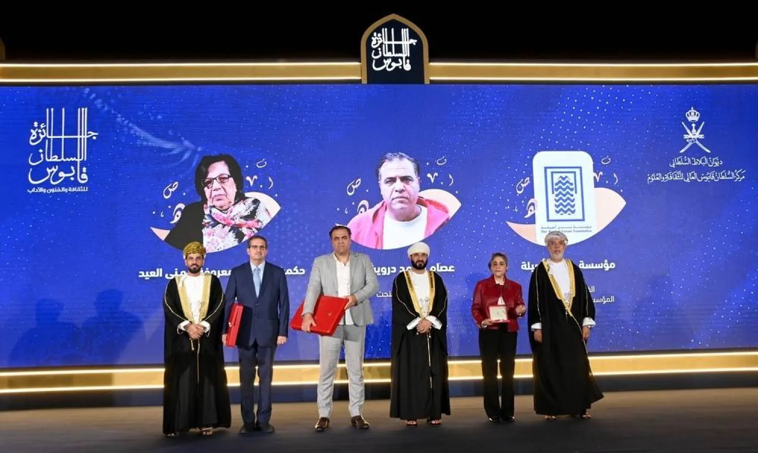 الفائزون بجائزة السُّلطان قابوس للثقافة والفنون والآداب في صورة جماعية مع راعي الحفل (العمانية)
