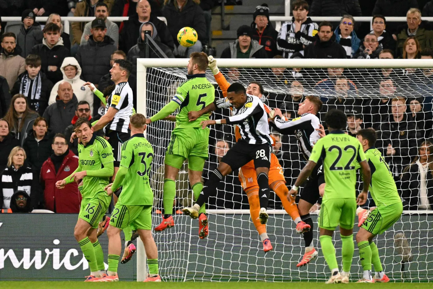 لويس مايلي لحظة تسجيله هدف الفوز لنيوكاسل (أ.ف.ب)