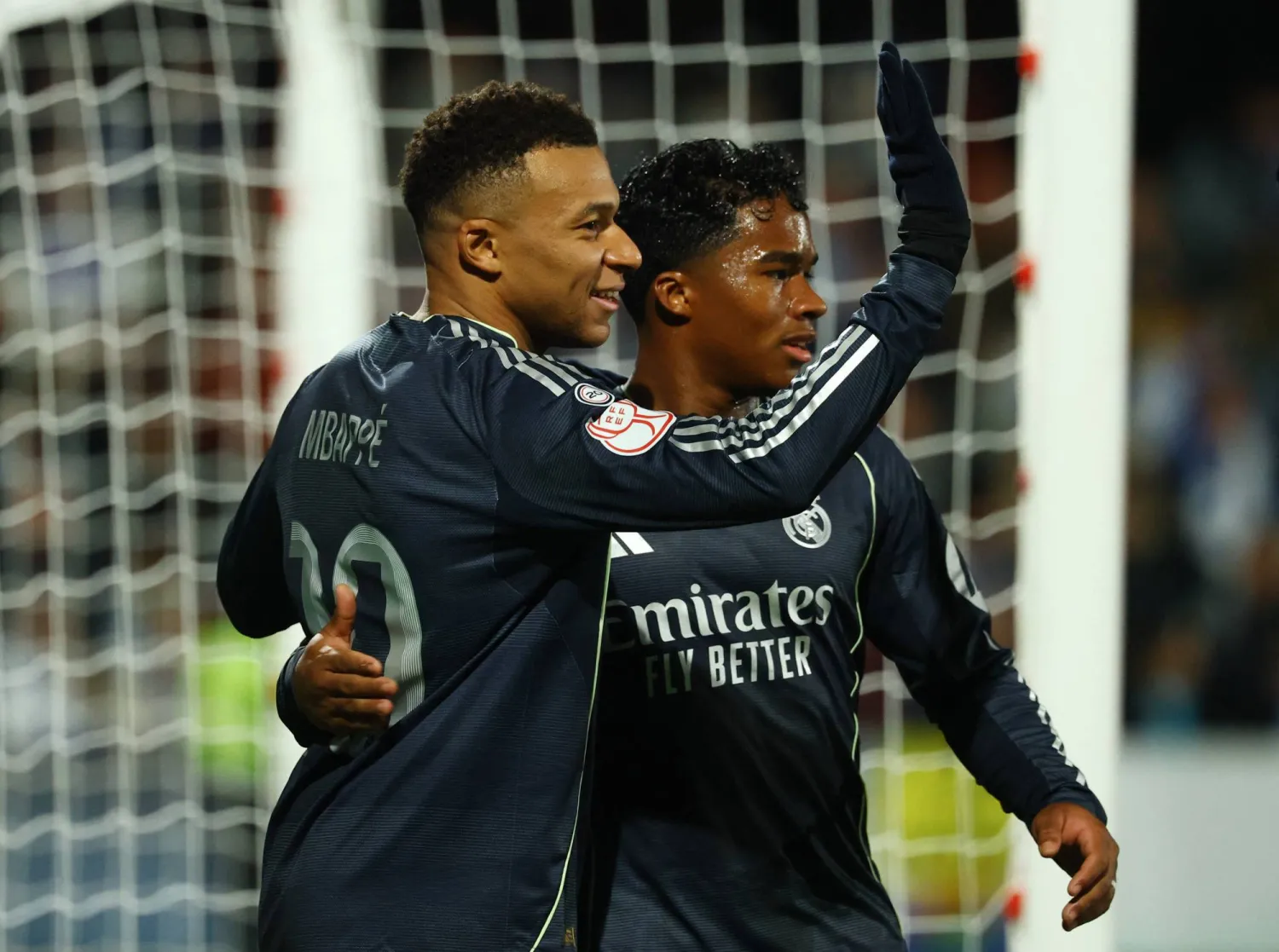 مبابي محتفلا بالهدف الأول (رويترز)