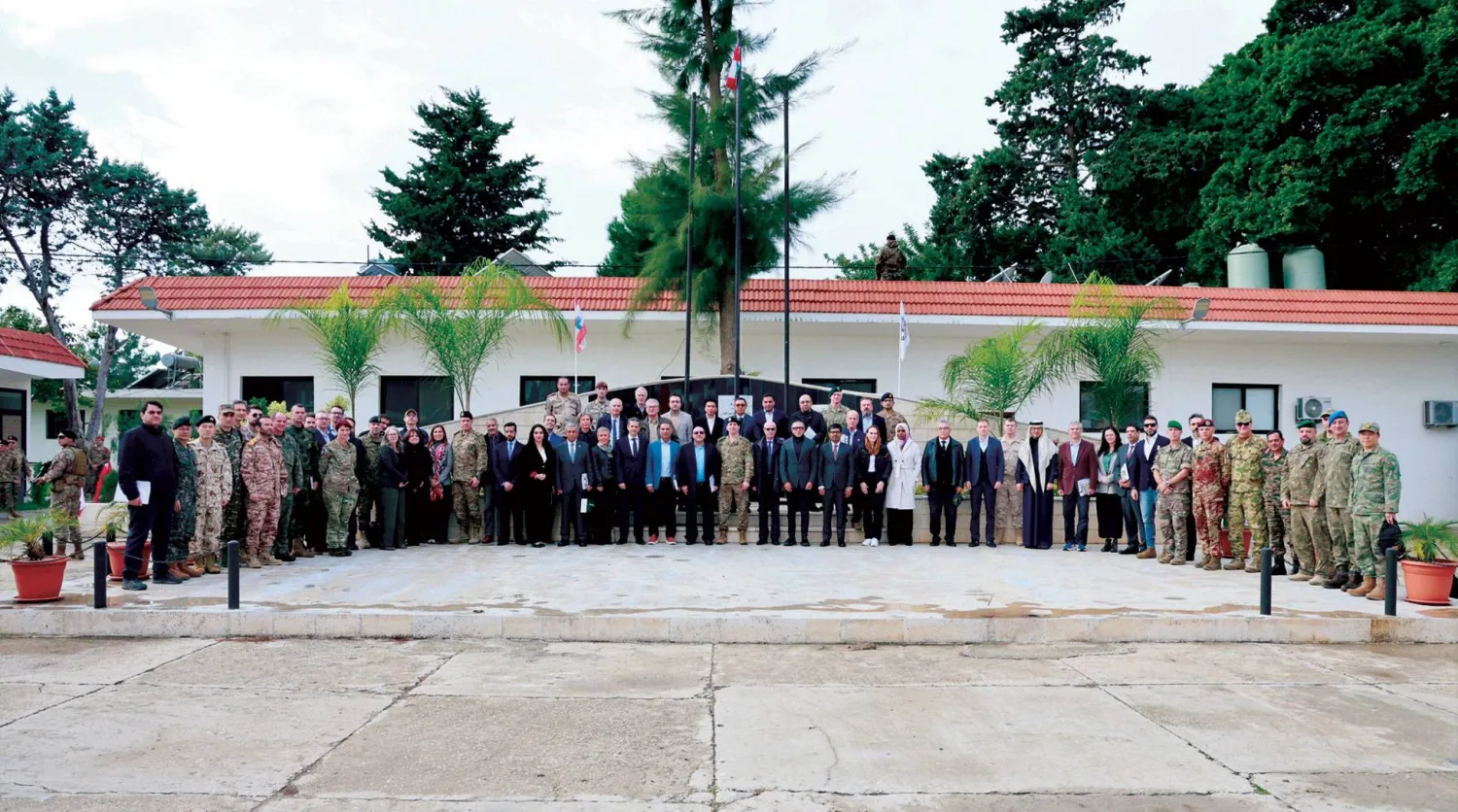  قائد الجيش العماد رودولف هيكل مع سفراء ودبلوماسيين وملحقين عسكريين خلال جولة للاطّلاع على تطبيق المرحلة الأولى من خطة نزع السلاح في الجنوب يوم الاثنين (مديرية التوجيه)