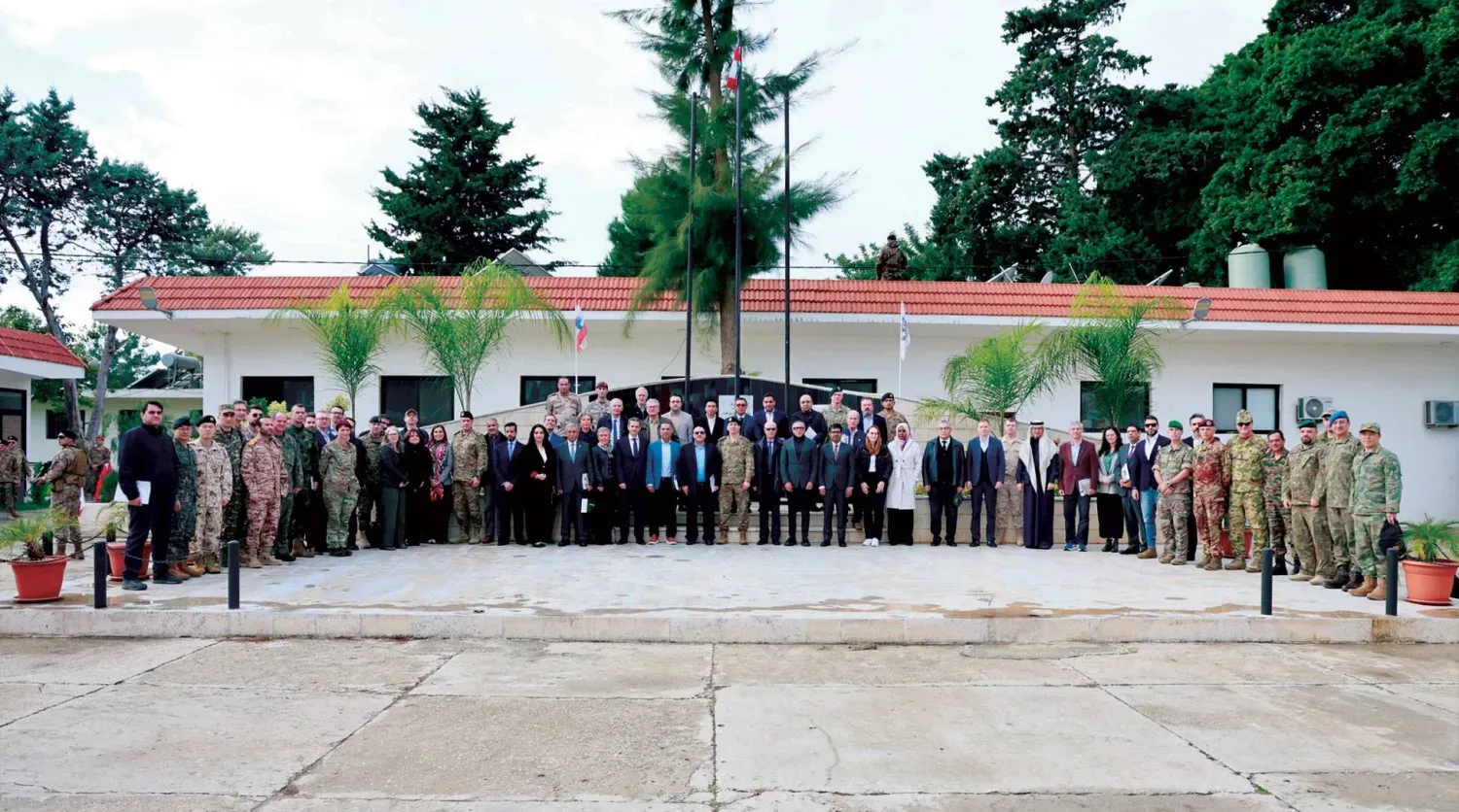 Ordu Komutanı General Rudolph Heykel, pazartesi günü güneyde silahsızlanma planının ilk aşamasının uygulanmasını gözden geçirmek üzere yaptığı ziyarette büyükelçiler, diplomatlar ve askeri ataşelerle bir araya geldi (Yönlendirme Müdürlüğü)