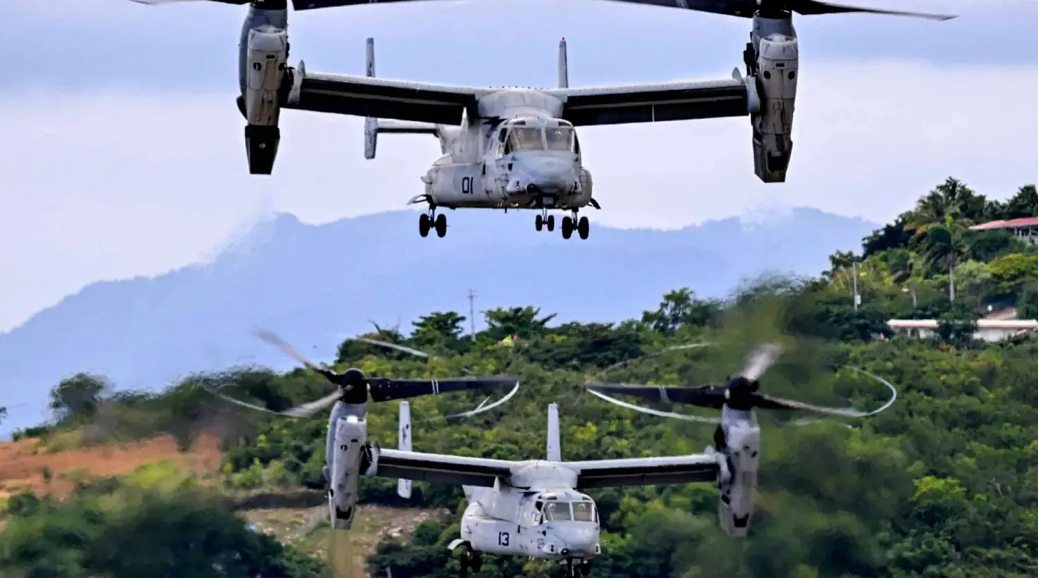 ABD Deniz Piyadelerine ait iki MV-22 Osprey uçağı, Ponce'daki Mercedita Uluslararası Havalimanı'ndan kalkış yapıyor (AFP)