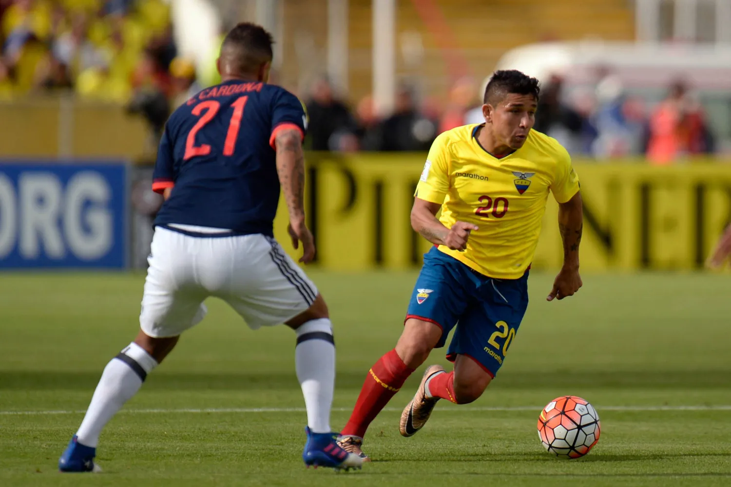 (FILES) Ecuador's defender Mario Pineida (C) vies for the ball with Colombia's midfielder Edwin Cardona (L) during their 2018 FIFA World Cup qualifier football match in Quito, on March 28, 2017. (Photo by Juan CEVALLOS / AFP)