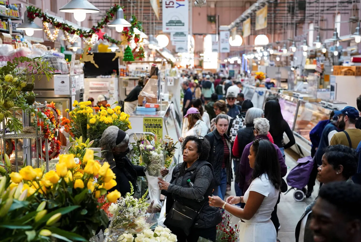 متسوقون في السوق الشرقية في كابيتول هيل بواشنطن العاصمة (رويترز)