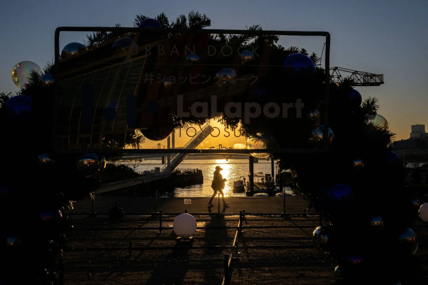 غروب الشمس على شاطئ بالعاصمة اليابانية طوكيو (أ.ف.ب)