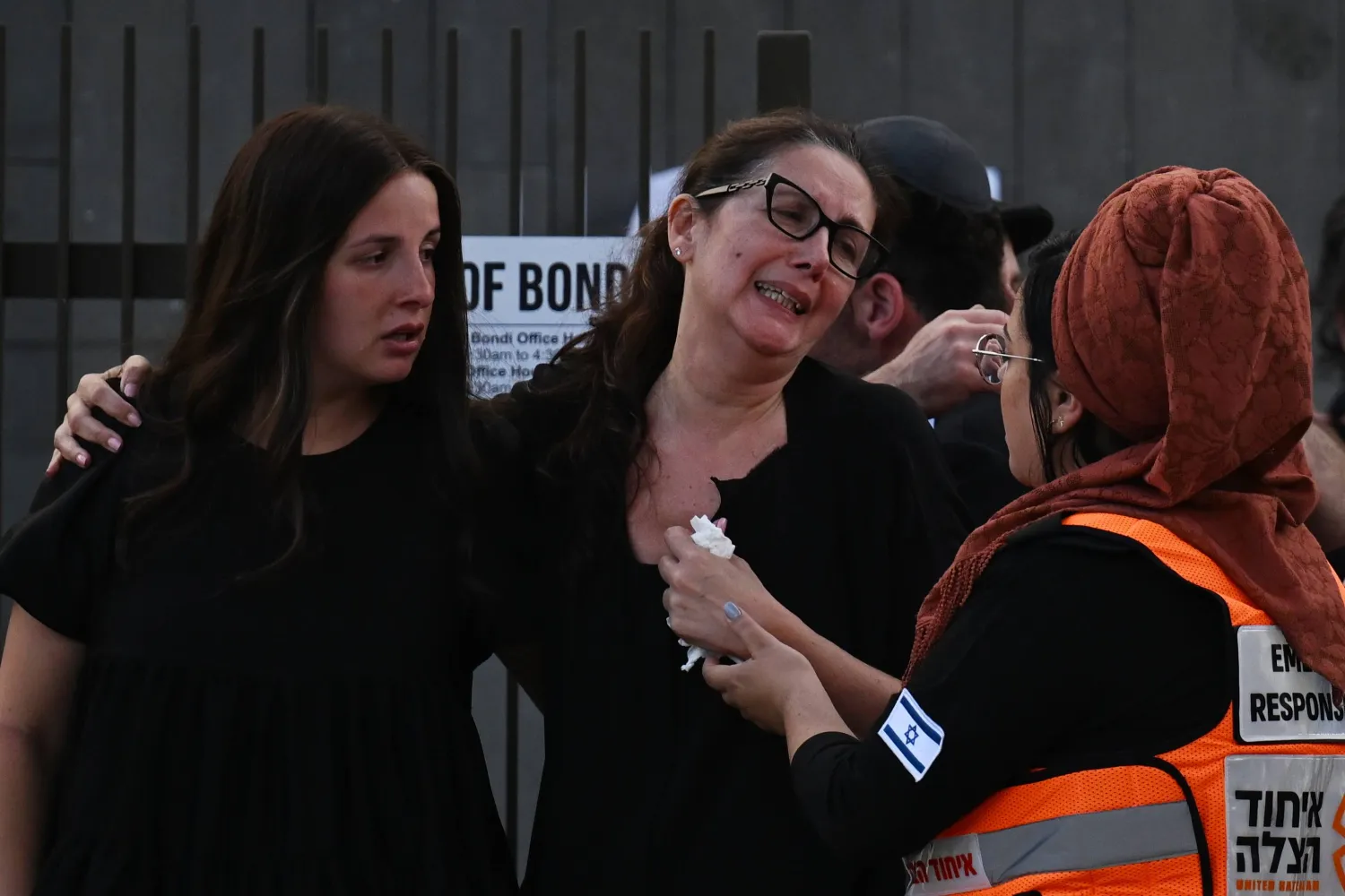 عبَّر المشيّعون عن حزنهم لدى نقل نعش تيبور ويتزن أحد ضحايا إطلاق النار في شاطئ بونداي خلال جنازته في سيدني بأستراليا يوم 18 ديسمبر 2025 (أ.ب.أ)