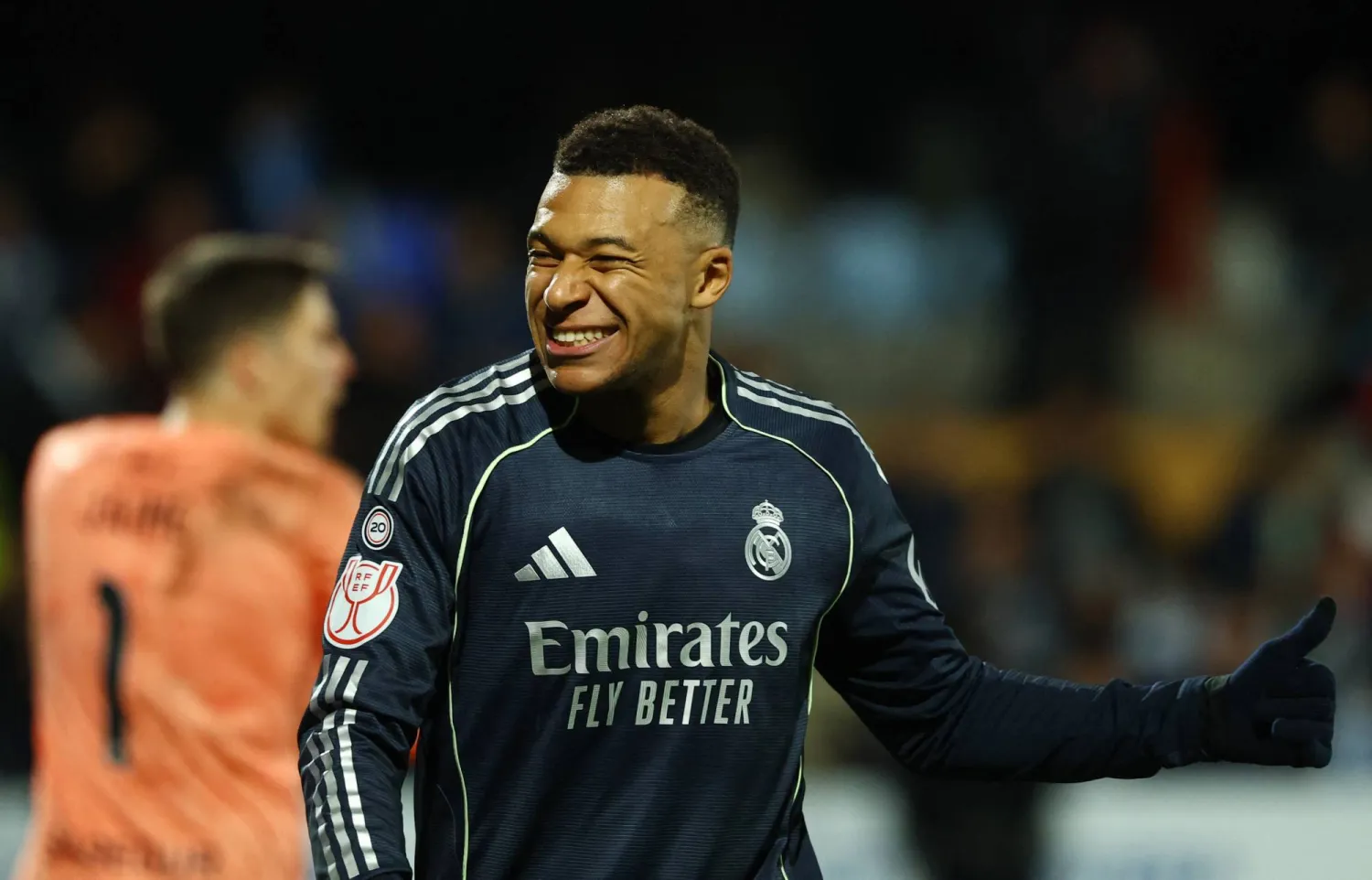 كيليان مبابي يبدو سعيداً بما يحققه من إنجازات (رويترز)