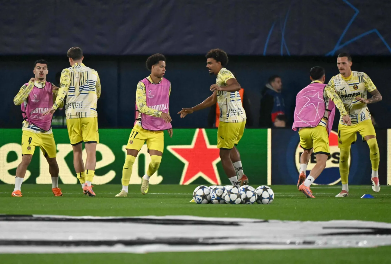 يستعد فياريال لاستضافة برشلونة بالجولة السابعة عشرة من الدوري الإسباني لكرة القدم (أ.ف.ب)